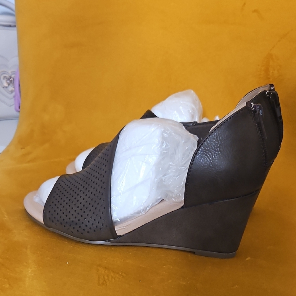 Elegant Journee Colection Black Wedge Sandals